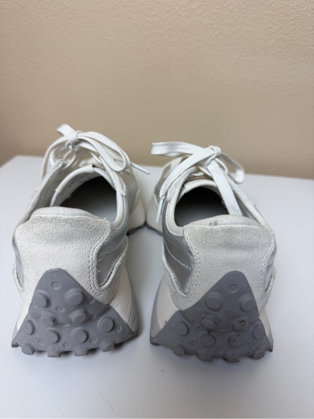 New Balance Women’s 327 Metallic Silver White Size 7 - Picture 6 of 9